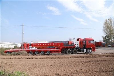 Wieloosiowa przyczepa ze sprzętem-wieloosiowym